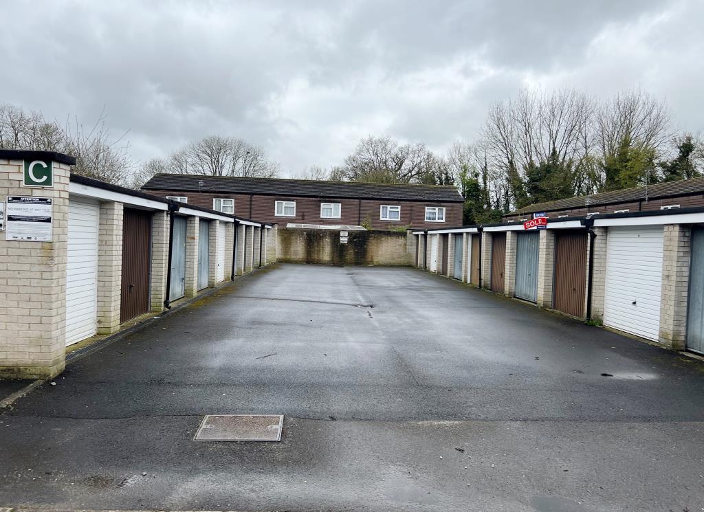 Lot: 153 - FREEHOLD FORECOURT GIVING ACCESS TO GARAGES - General view of the forecourt at Block 4C